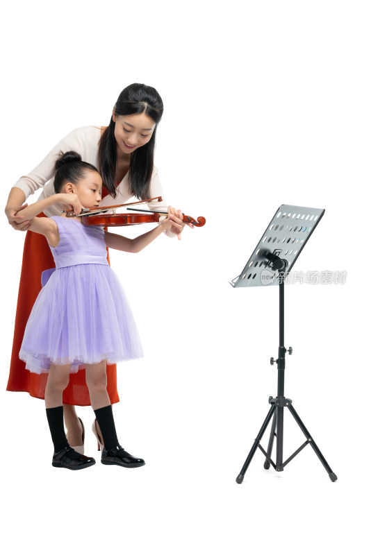 女老师指导女孩演奏乐器