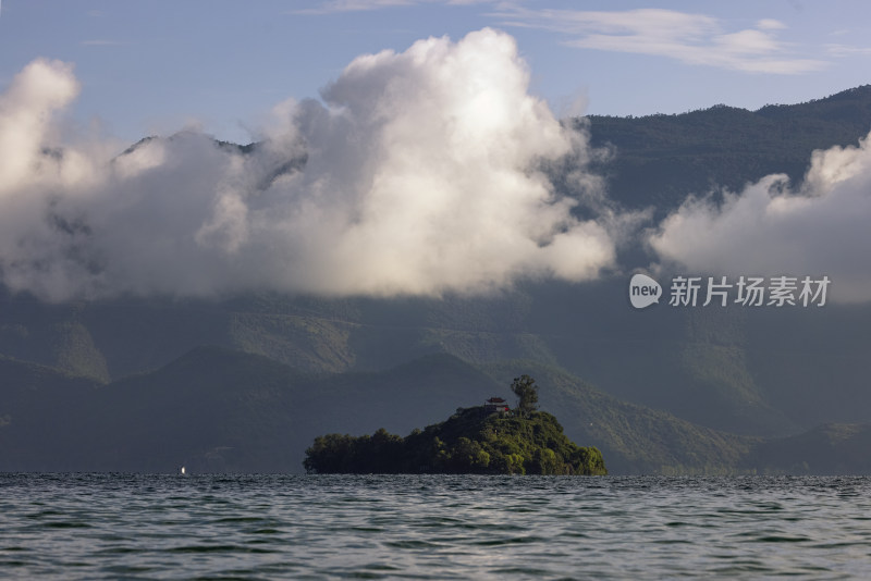 泸沽湖航拍湖心小岛与远山云海