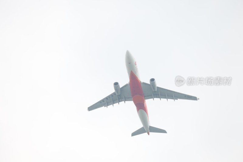 空中飞行的民航客机