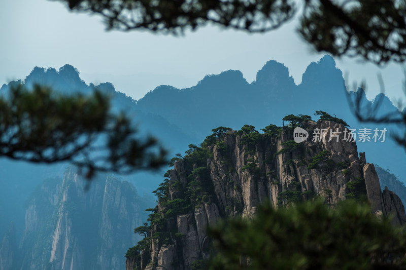 形态各异的山峰