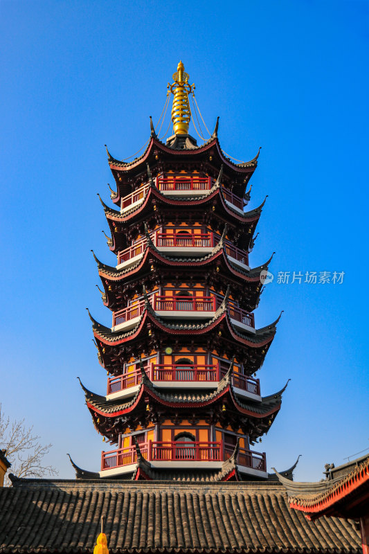 晴朗天空下的南京千年古刹鸡鸣寺