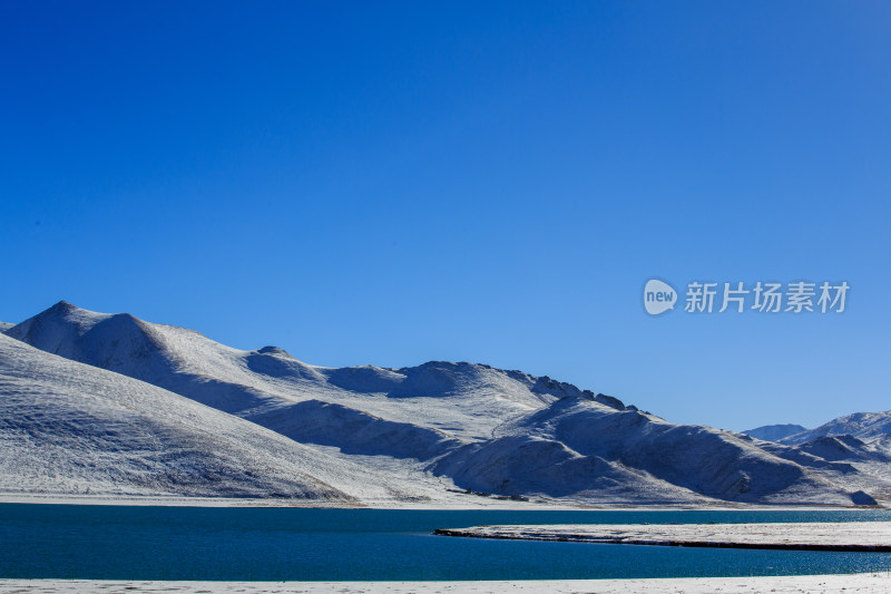 中国西藏羊卓雍措湖羊湖冬季雪景