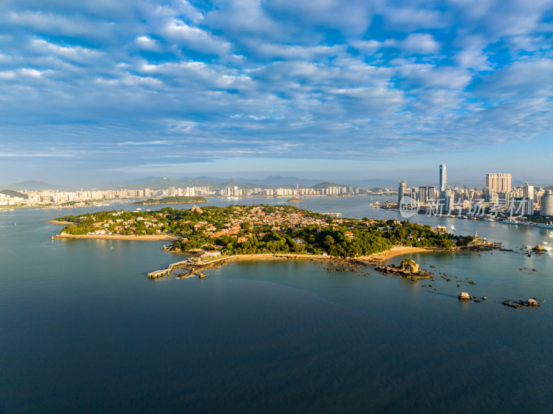 厦门鼓浪屿蓝天全景城市风景航拍