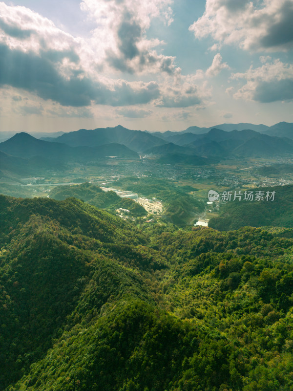 航拍蓝天白云下的青山河流村庄风光