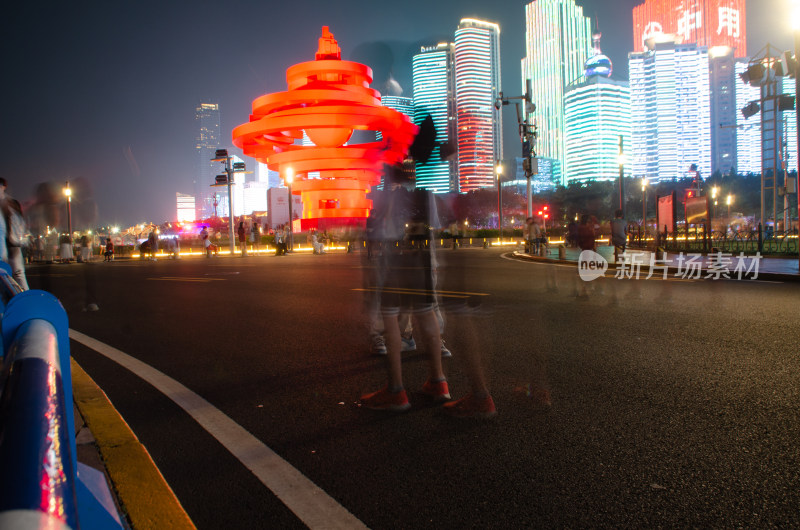 夜晚城市街道的特色建筑灯光秀