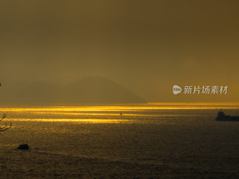 日落时海景映衬着戏剧性的天空