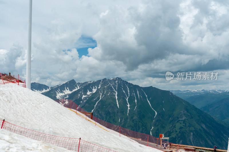 新疆阿勒泰云霄峰景色