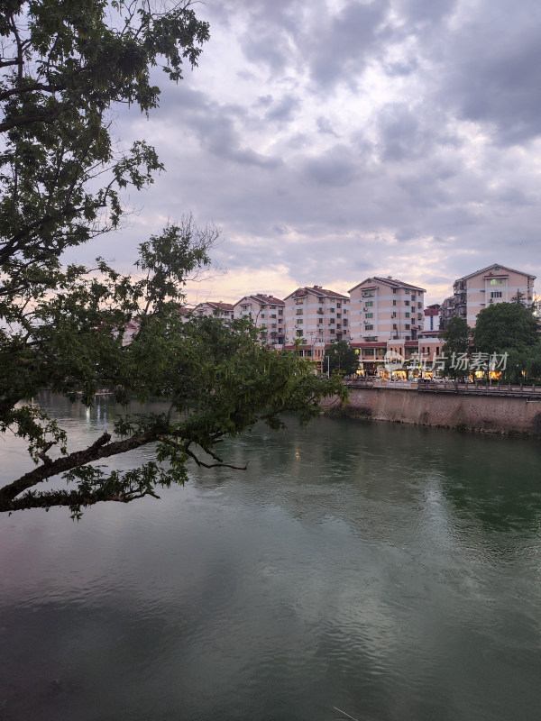 水边的城镇建筑黄昏全景