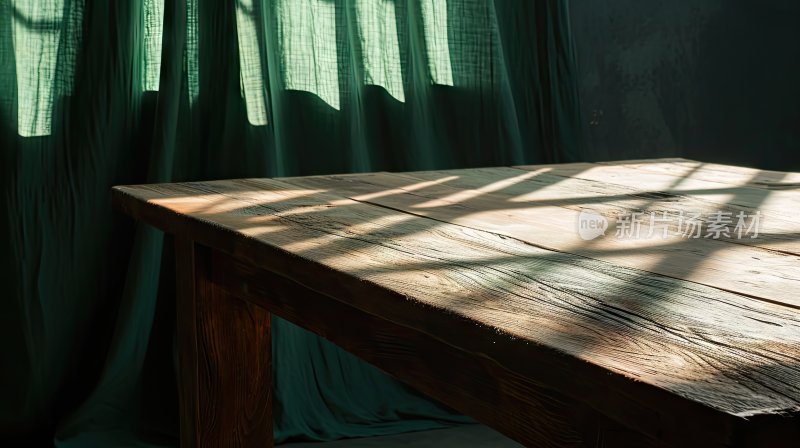 绿色的空房间里放着木头桌子和绿色窗帘