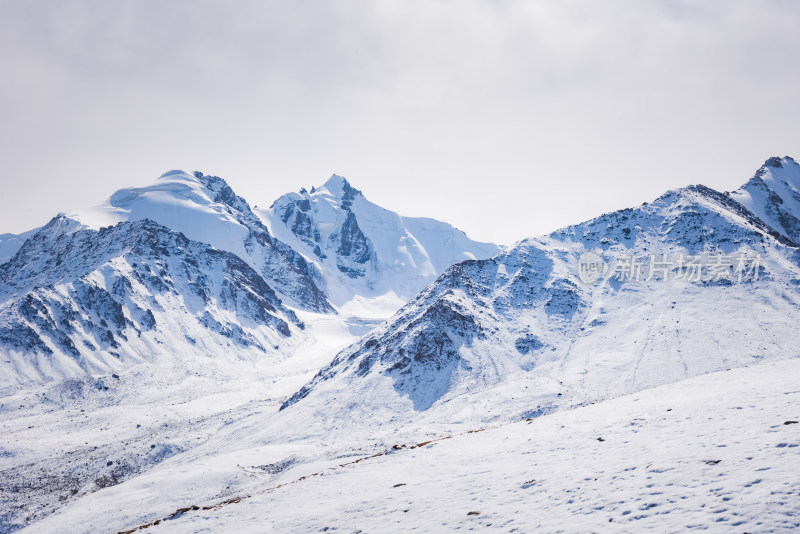 新疆天山山脉雪山山峰山脉