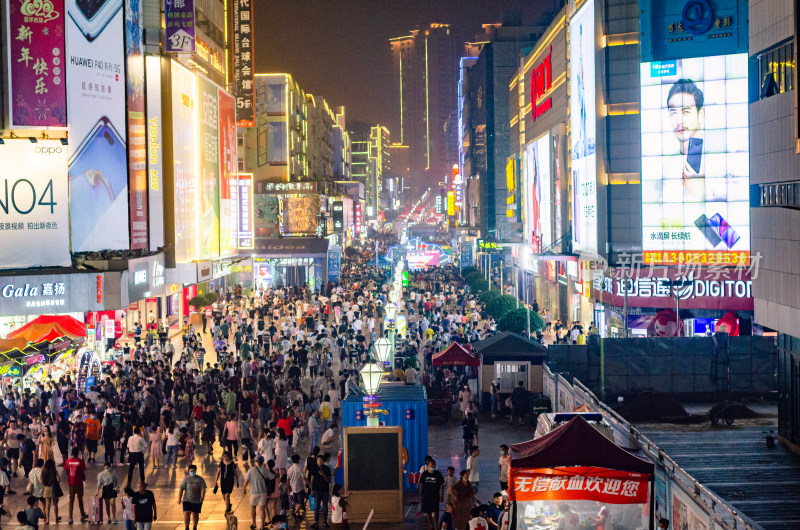 青岛台东商业步行街夜景