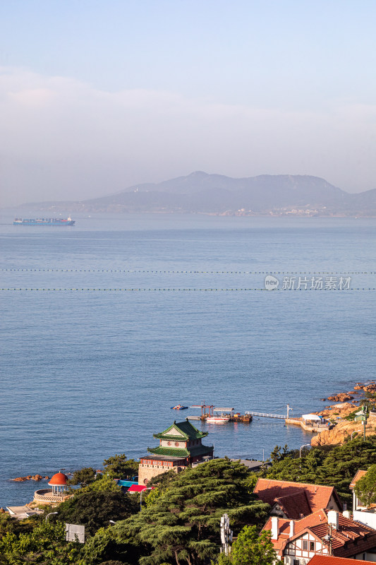 山东青岛小鱼山红瓦绿树碧海蓝天城市景观