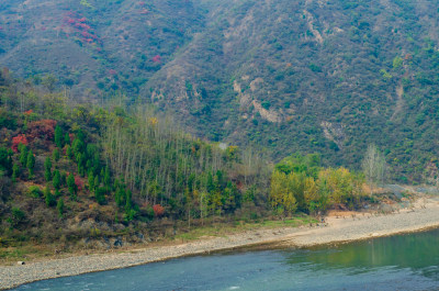 河南洛阳白云山，河岸秋天风景