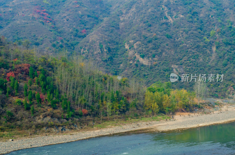 河南洛阳白云山，河岸秋天风景