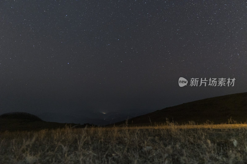 夜晚旷野草地的宁静景象