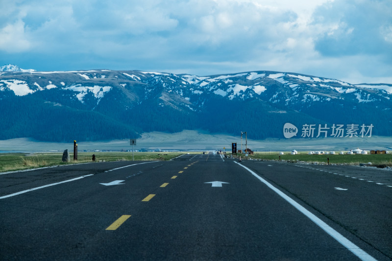 新疆赛里木湖通往雪山的公路