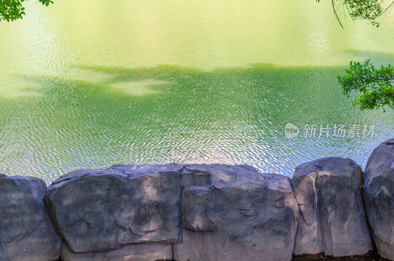 福州西湖公园的岩石堤坝