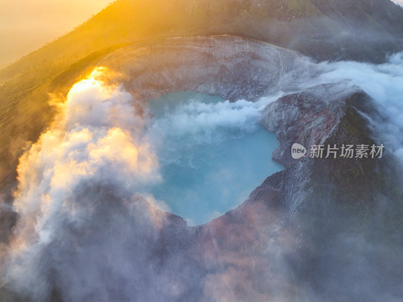 日出下的印尼伊真火山