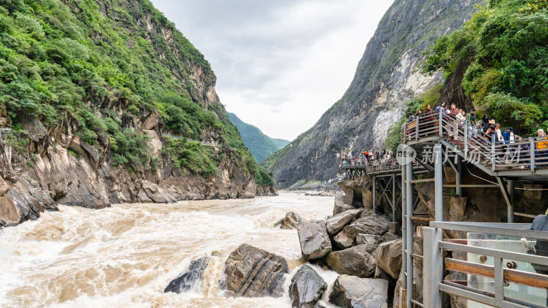 云南香格里拉虎跳峡景区及游客