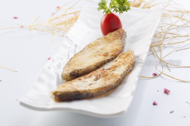 精美餐具装的法式香煎扁鳕鱼片