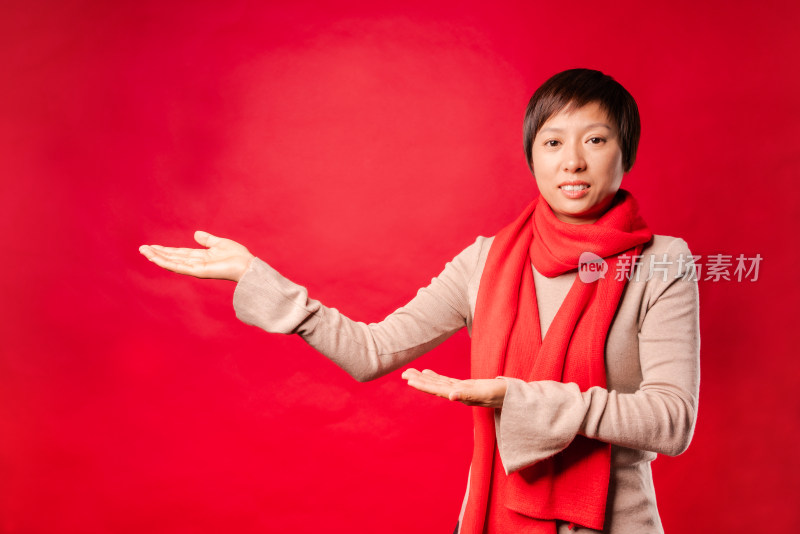 站在红色背景前的中国年轻女性