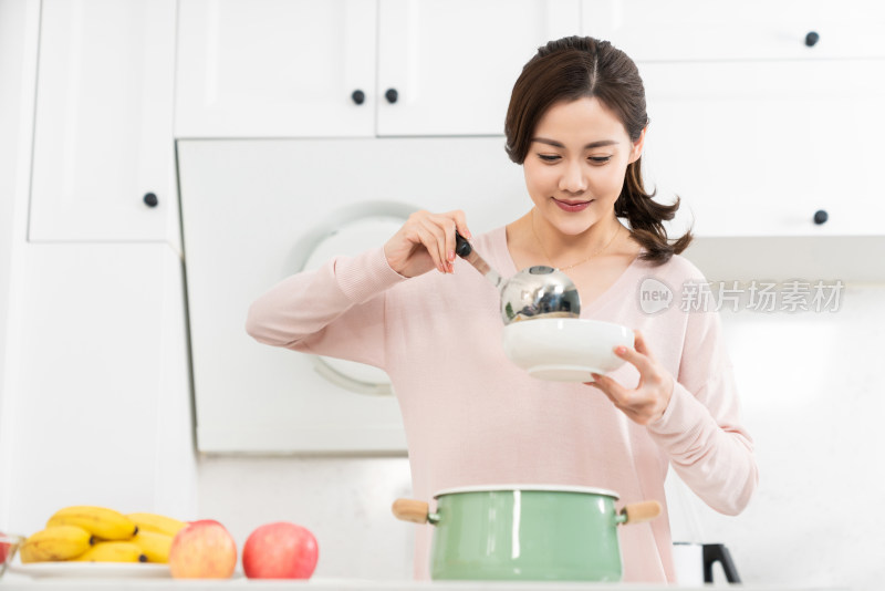 年轻女子在厨房做饭