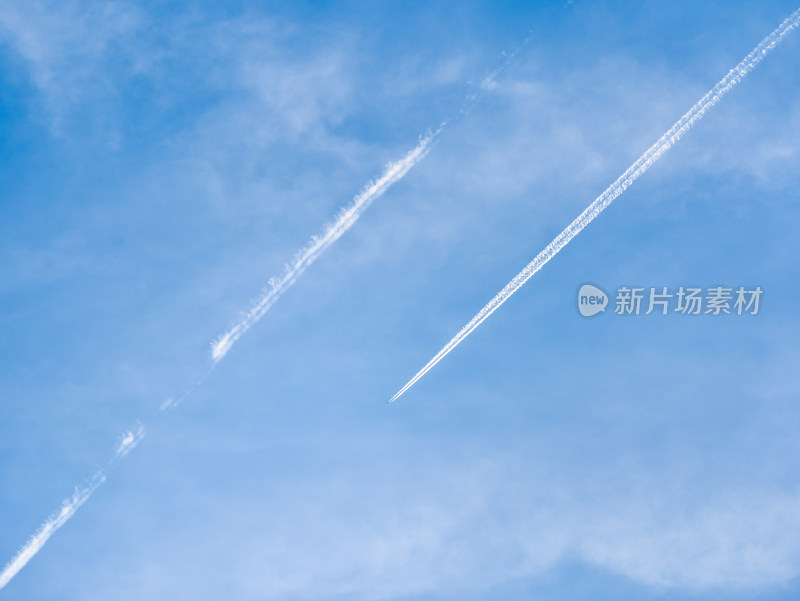 蓝天飞机划过的白色痕迹