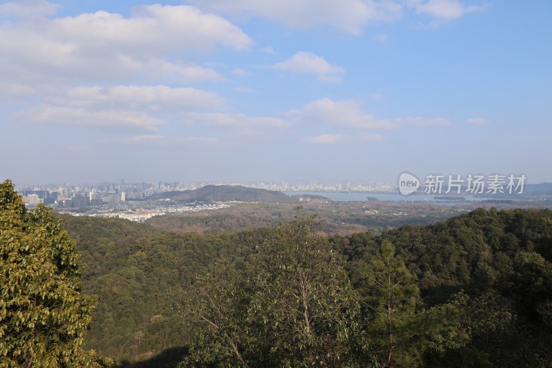 山林之上远眺城市与湖泊