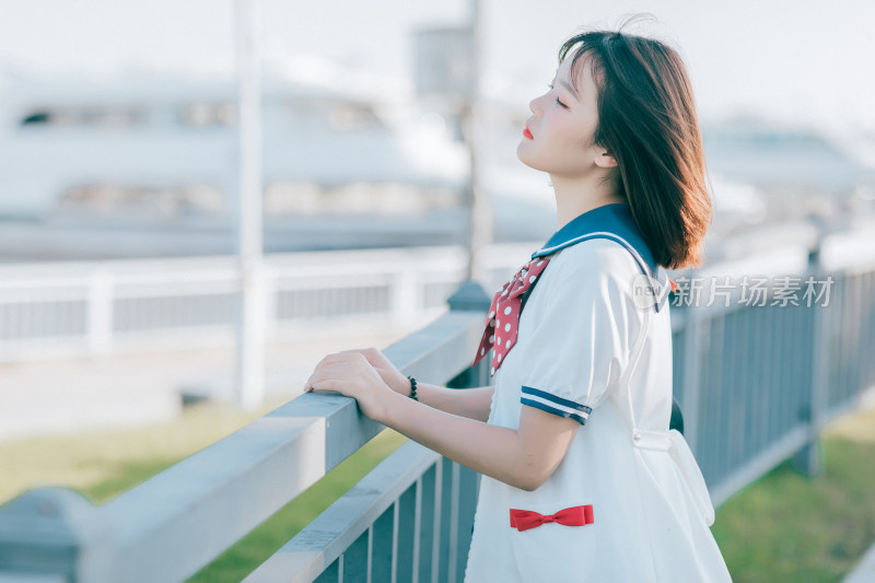 户外着水手服的清纯女生