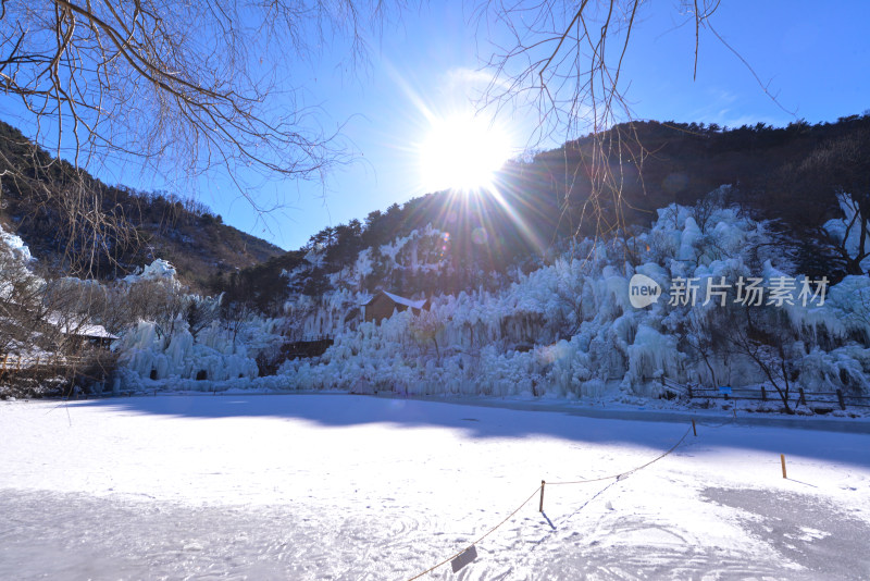 济南九如山冰瀑山间木屋冰雪景观