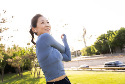 中年女子在街心公园健身