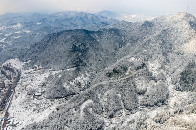 蓝天白云丘陵山川雪景航拍图