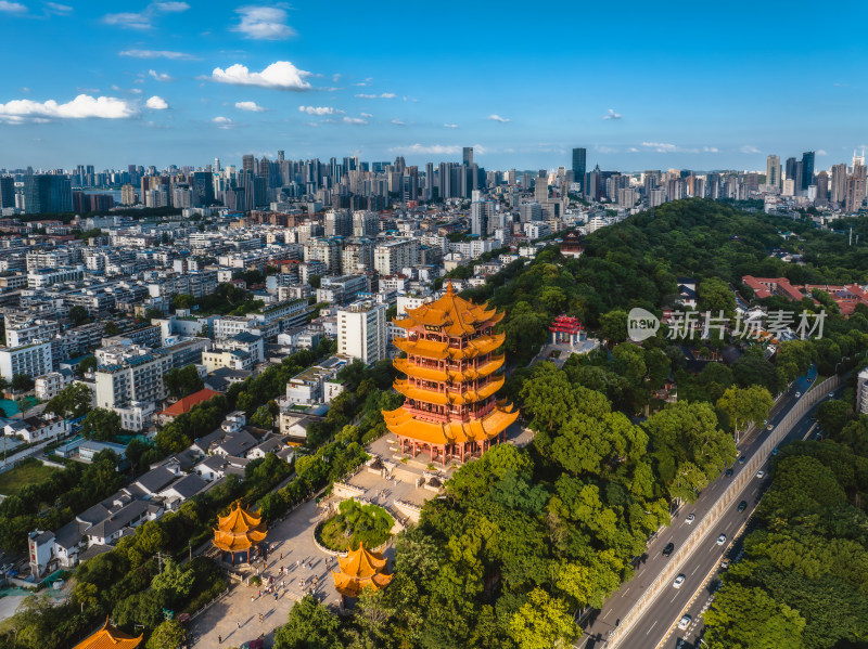 夏季航拍武汉黄鹤楼景区与城市天际线风光