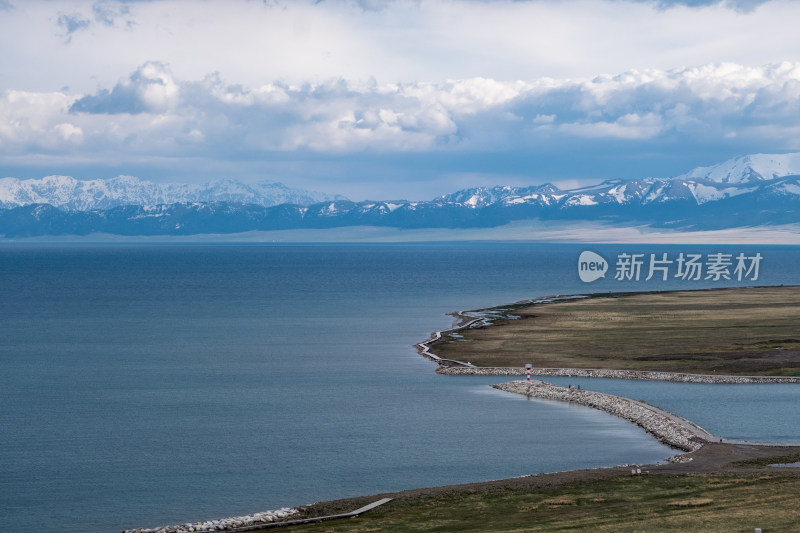新疆赛里木湖和湖边的堤岸灯塔