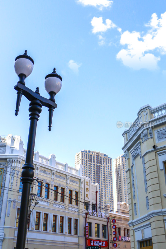 特色路灯下的城市建筑街景