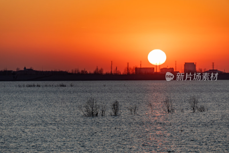 山东济宁邹城孟子湖湖面日落景观