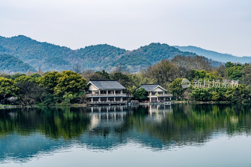 西湖山水湖畔中式建筑山水风景