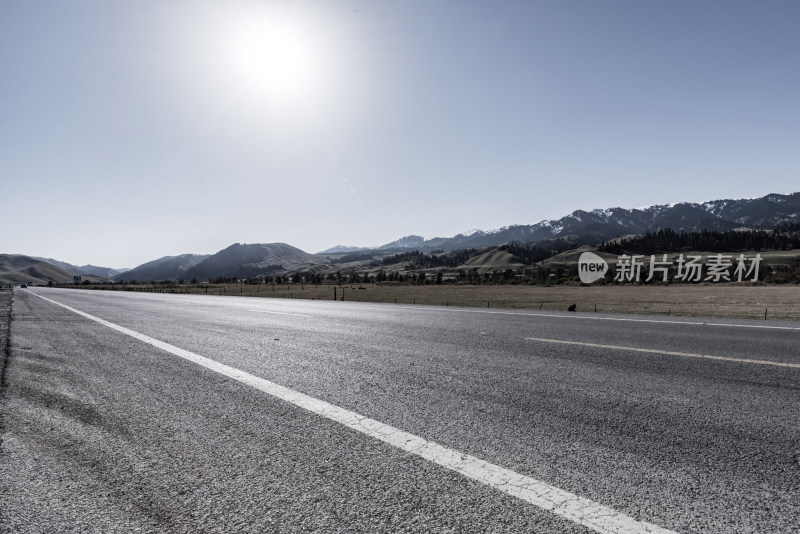 雪山旁的公路风景