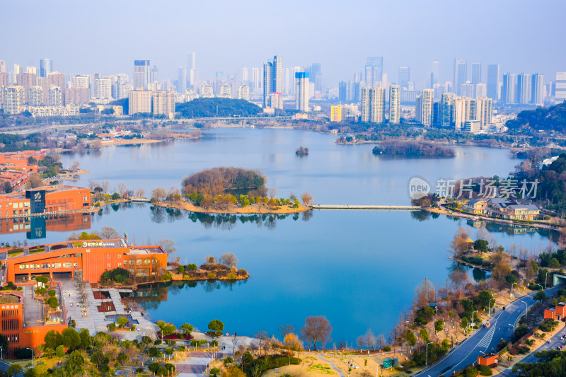 长沙西湖公园湖畔道路与建筑俯瞰景观