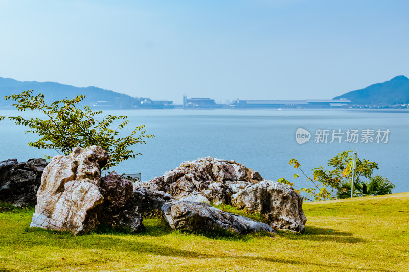 晴朗的午后，宁波东钱湖假石风景