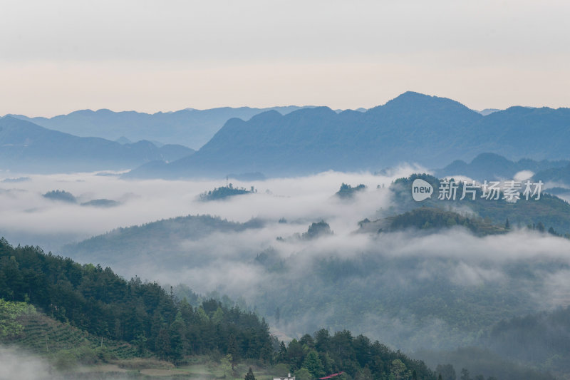 重庆酉阳：雾霾天气青山绿