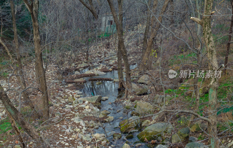 崂山北九水风景区，枯水期的小溪