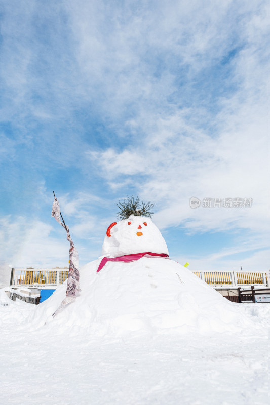 冬天道路旁堆积的雪人