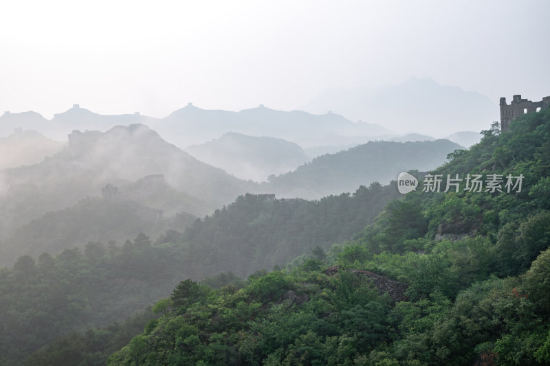 河北金山岭万里长城清晨山脉晨雾