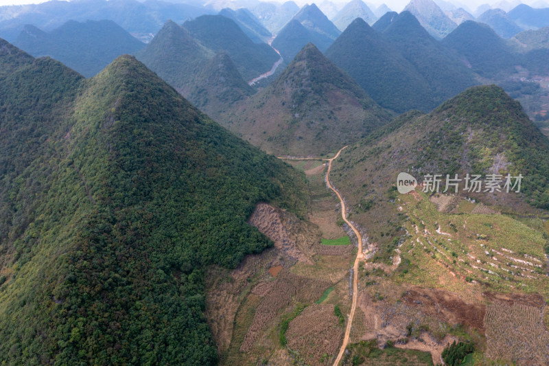 山脉 山峰 山峦 云雾缭绕的山峰