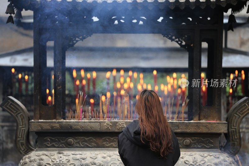 寺庙烧香拜佛女子背影