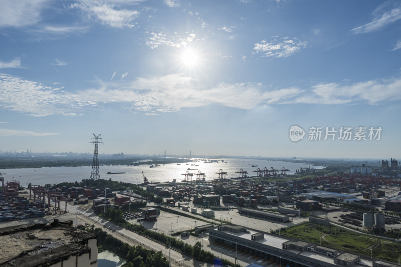 日落时分的港口码头全景图武汉阳逻港