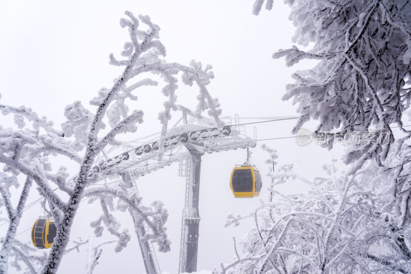 寒冷冬季大雪中景区的索道缆车轿厢