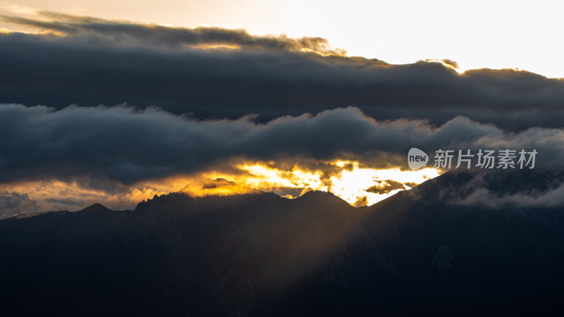 日落时的天空山峰云景