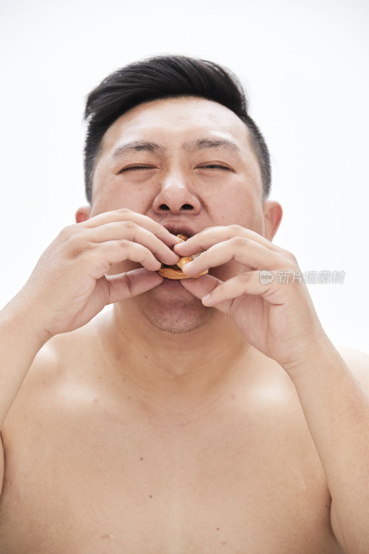 大吃特吃各种食物的肥胖亚洲男子